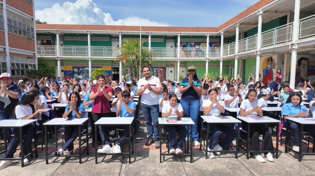 Entregan más de 350 nuevos mobiliarios escolares- Agencia Carabobeña de Noticias