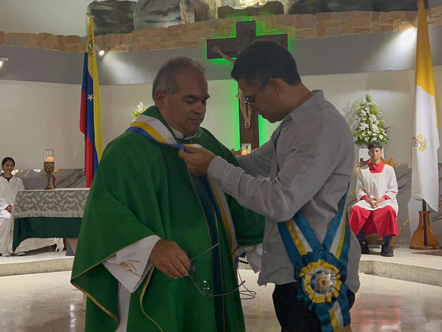 Presbítero Joel Núñez condecorado - Agencia Carabobeña de Noticias