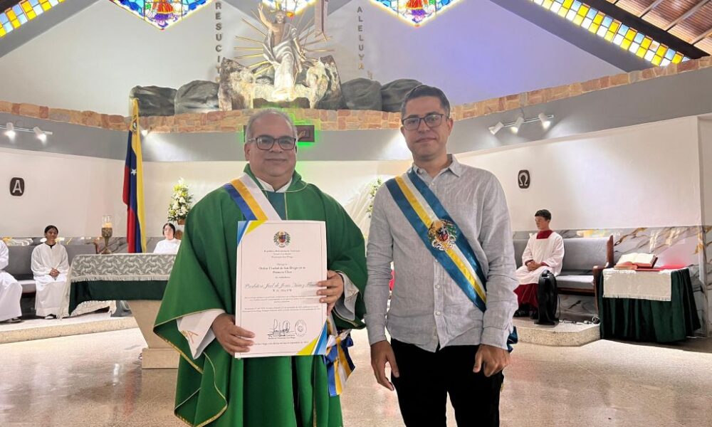 Presbítero Joel Núñez condecorado - Agencia Carabobeña de Noticias