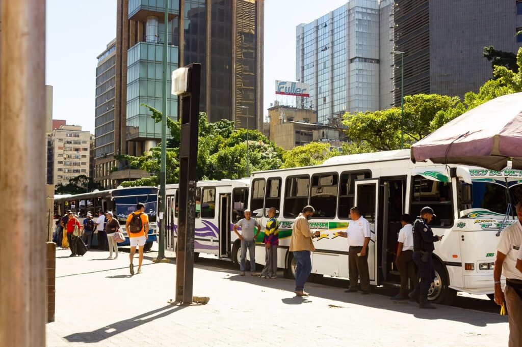 50% de ingresos en alimentos y transporte - Agencia Carabobeña de Noticias