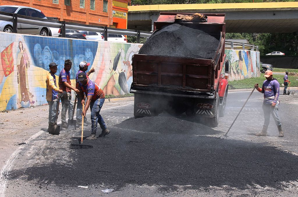 Avanza trabajo de asfaltado en Distribuidor San Blas - Agencia Carabobeña de Noticias