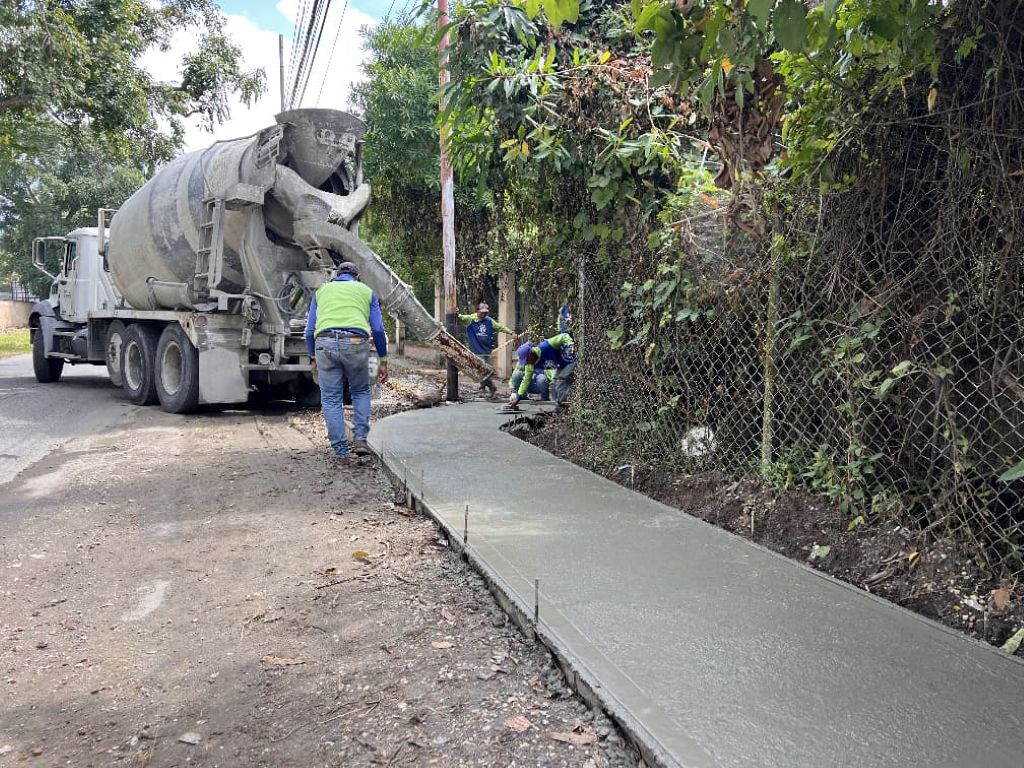 Construcción de 200 metros de acera en avenida La Cumaca - Agencia Carabobeña de Noticias