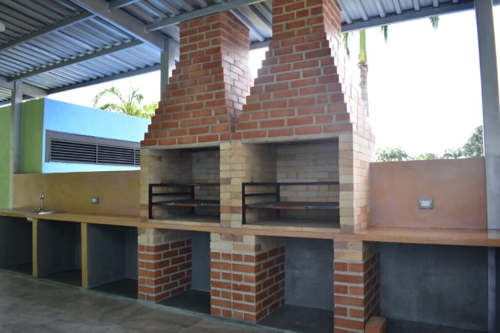 Construcción del área de parrilleras - Agencia Carabobeña de Noticias