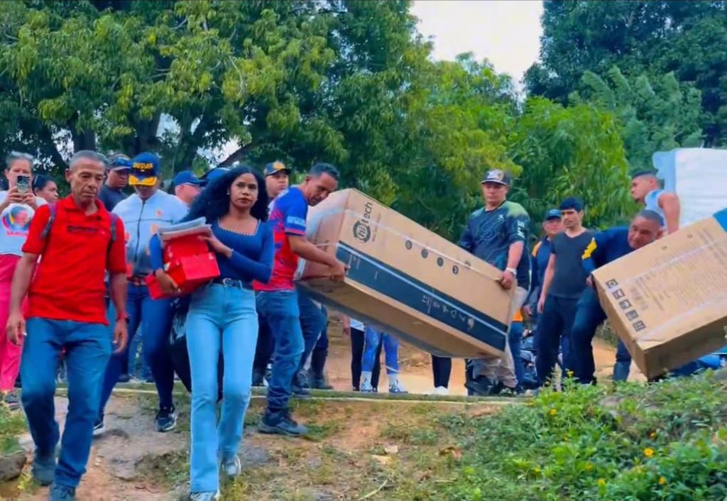 Entregan ayudas a afectados por lluvias en Juan José Mora