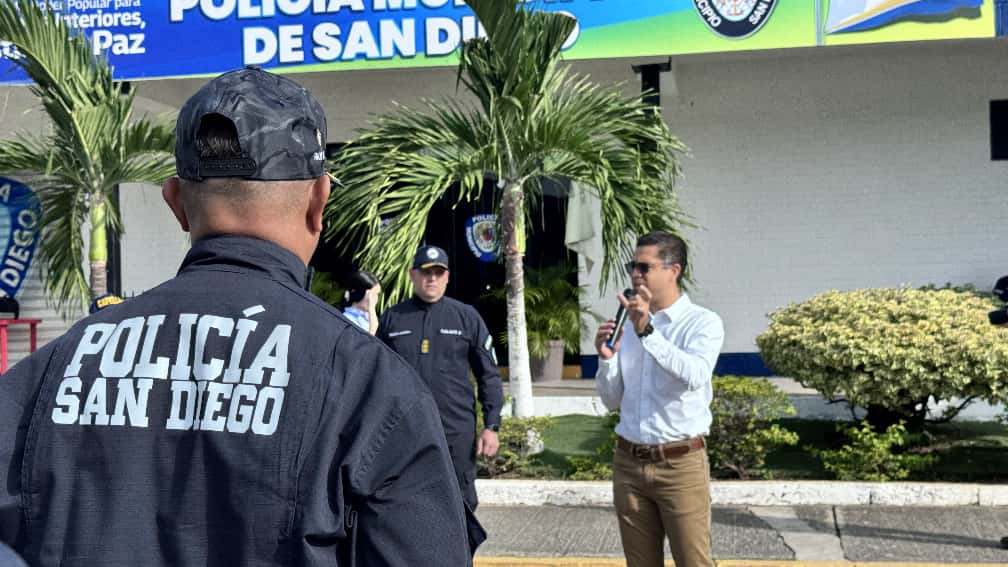 León Jurado entrega nuevos uniformes - Agencia Carabobeña de Noticias