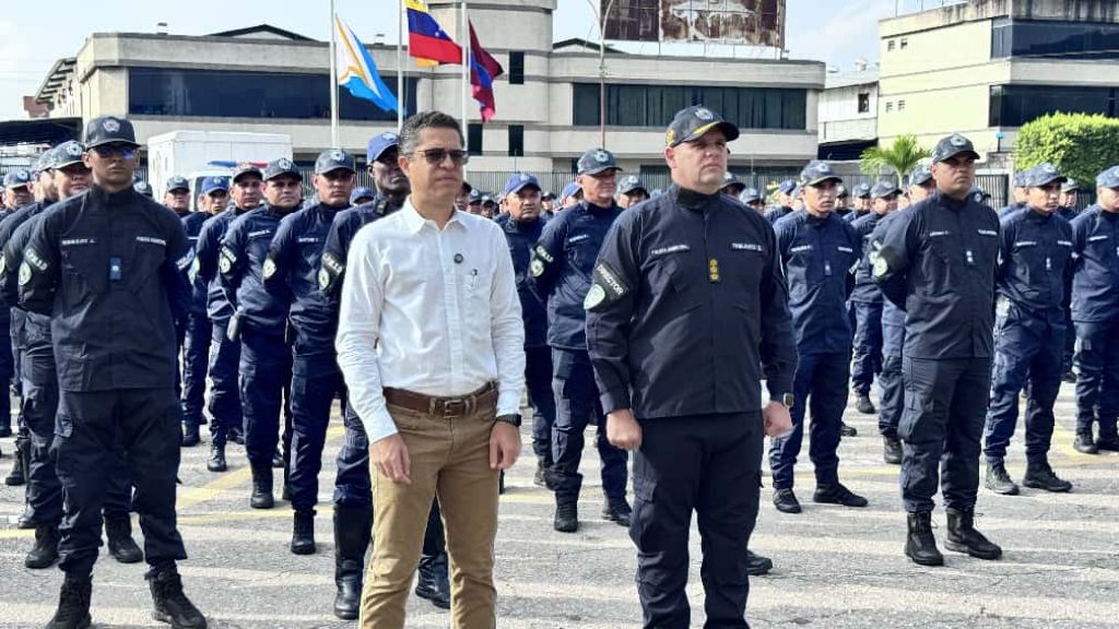 León Jurado entrega nuevos uniformes - Agencia Carabobeña de Noticias