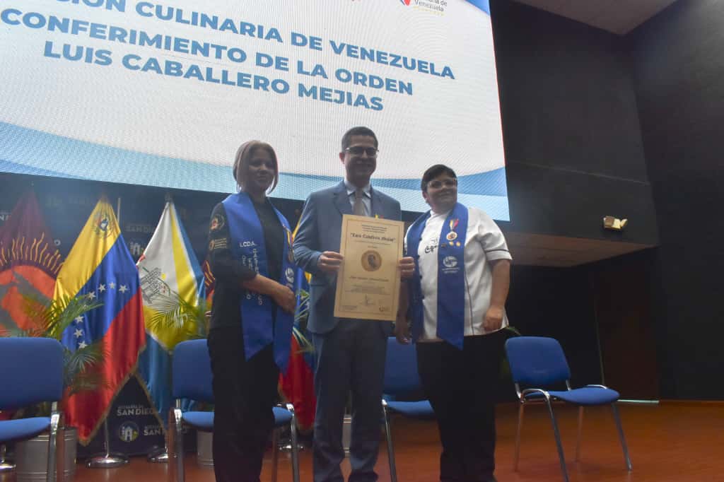 León Jurado recibe orden al mérito Luis Caballero Mejías - Agencia Carabobeña de Noticias