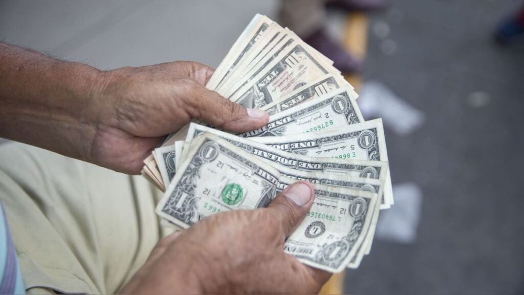 Venezolanos apuntan al dólar - Agencia Carabobeña de Noticias