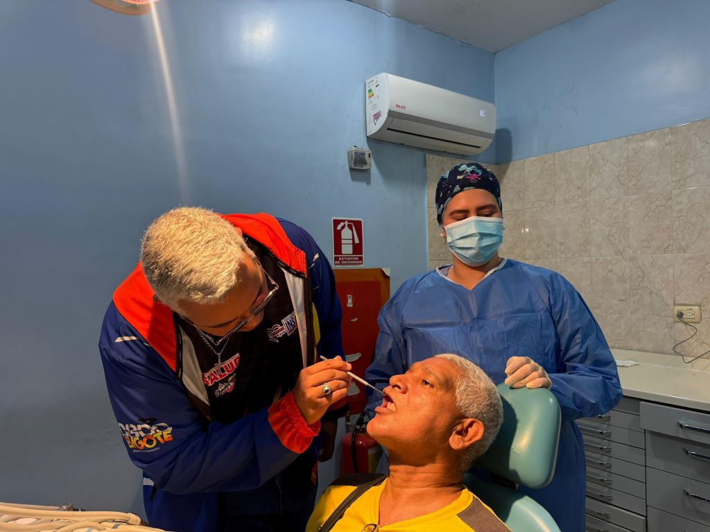 abuelos y abuelas beneficiados con prótesis dentales - Agencia Carabobeña de Noticias