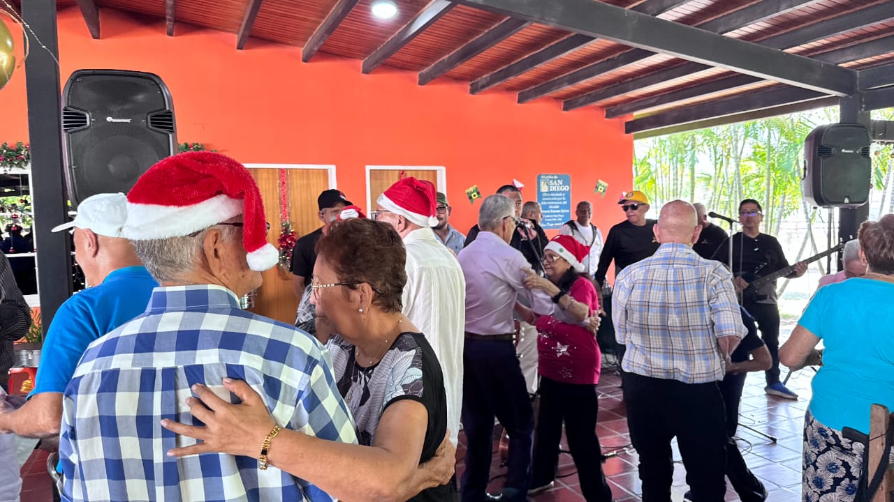 Alcalde León Jurado celebra la Navidad con adultos mayores - Agencia Carabobeña de Noticias