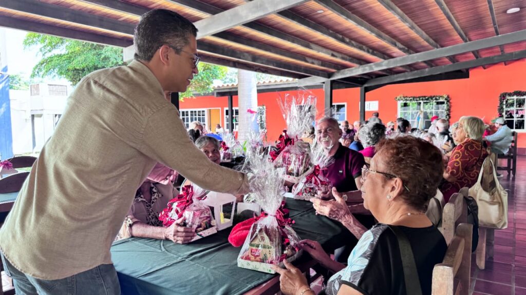 Alcalde León Jurado celebra la Navidad con adultos mayores - Agencia Carabobeña de Noticias