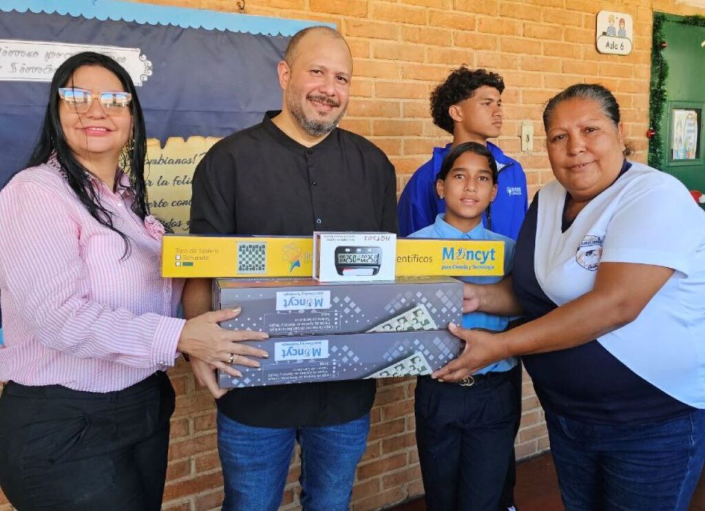 Benefician a instituciones educativas con kits de ajedrez - Agencia Carabobeña de Noticias