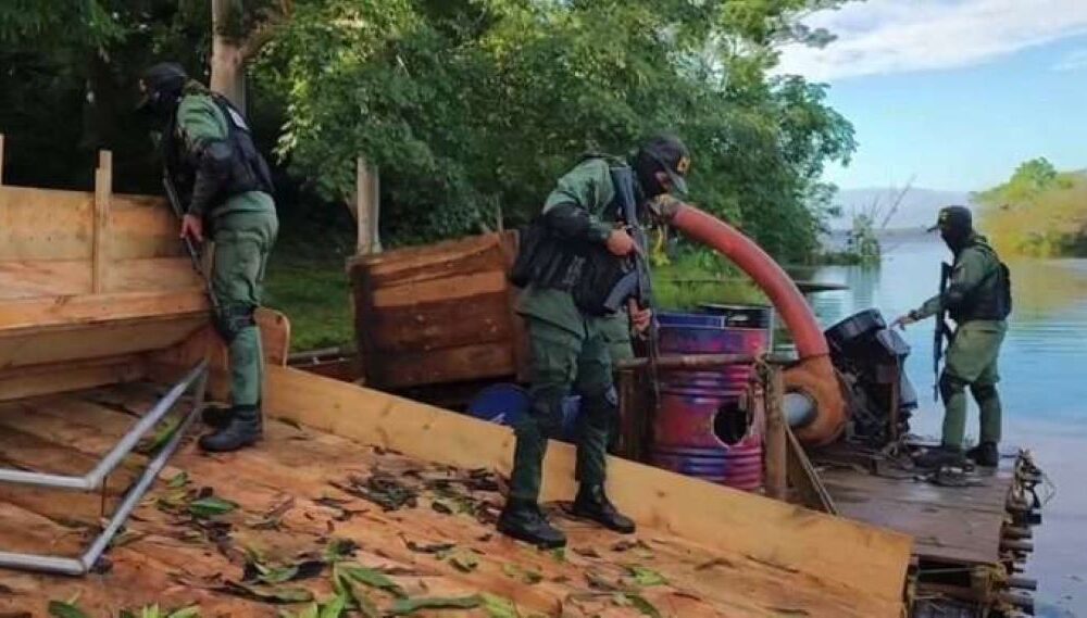 Destruyen cinco embarcaciones para minería ilegal - Agencia Carabobeña de Noticias