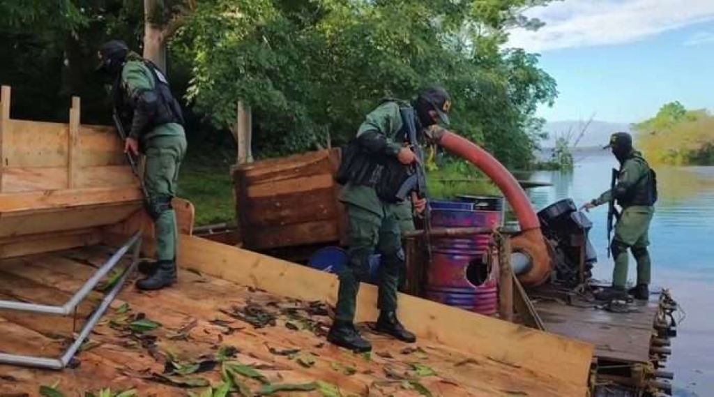 Destruyen cinco embarcaciones para minería ilegal - Agencia Carabobeña de Noticias