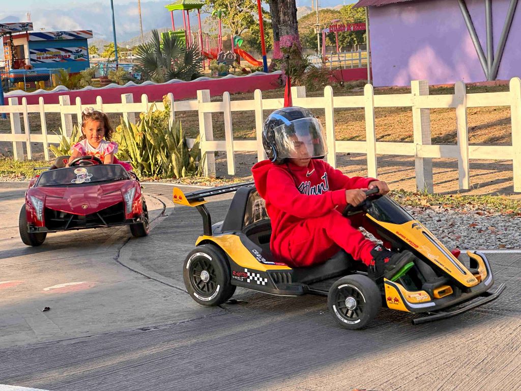Turistas de todo el país disfrutaron del Parque Draculandia - Agencia Carabobeña de Noticias