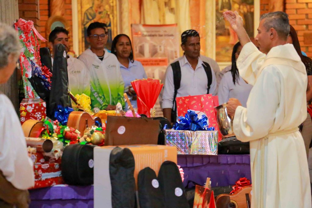 Viste y Regala un Instrumento en Navidad - Agencia Carabobeña de Noticias
