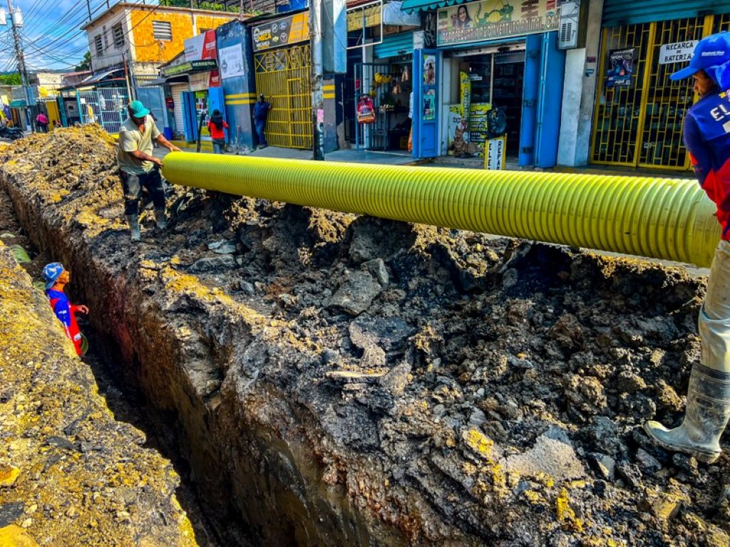 Labores de sustitución de colectores y mantenimiento de drenajes en Naguanagua - Agencia Carabobeña de Noticias