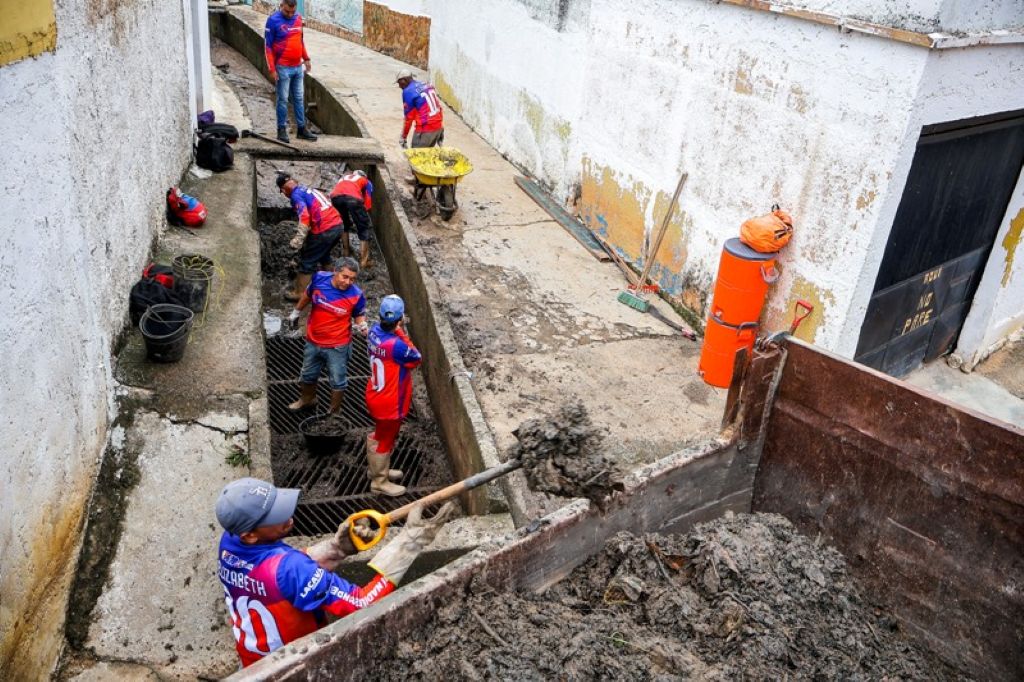 Labores de sustitución de colectores y mantenimiento de drenajes en Naguanagua - Agencia Carabobeña de Noticias