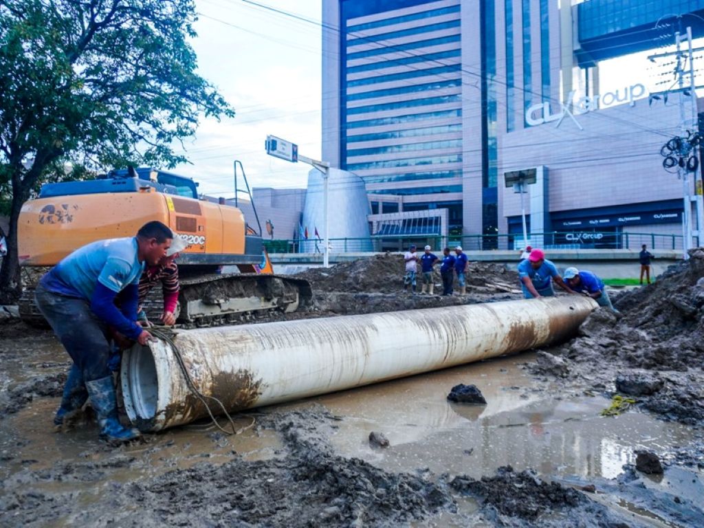 Labores de sustitución de colectores y mantenimiento de drenajes en Naguanagua - Agencia Carabobeña de Noticias