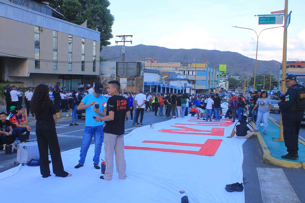 pancarta en respaldo a Nicolás Maduro y Cilia Flores - Agencia Carabobeña de Noticias