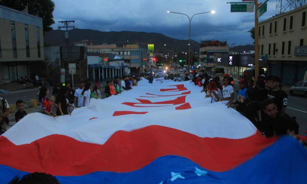 pancarta en respaldo a Nicolás Maduro y Cilia Flores - Agencia Carabobeña de Noticias