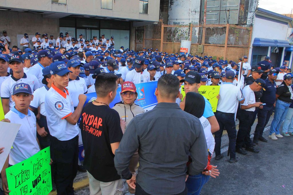 pancarta en respaldo a Nicolás Maduro y Cilia Flores - Agencia Carabobeña de Noticias