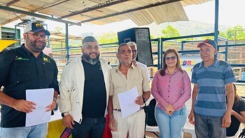 Entrega de más de 120 títulos de tierras en Carlos Arvelo - Agencia Carabobeña de Noticias