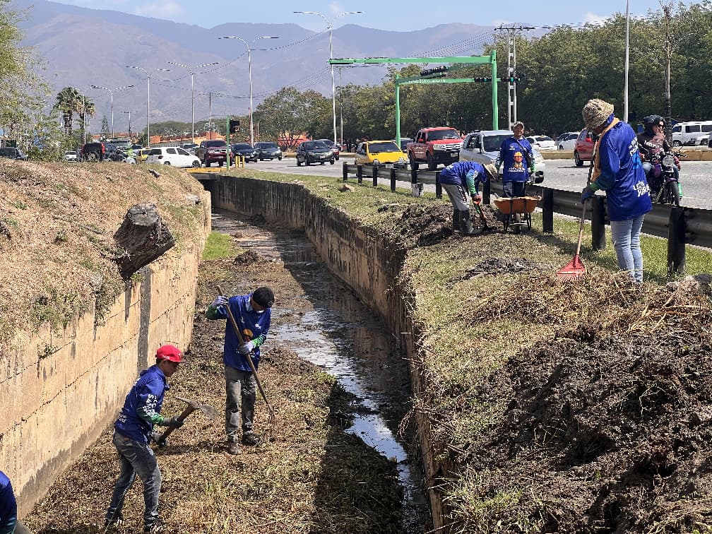 Limpieza en drenajes pluviales en avenida Don Julio Centeno - Agencia Carabobeña de Noticias