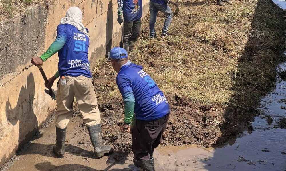Limpieza en drenajes pluviales en avenida Don Julio Centeno - Agencia Carabobeña de Noticias