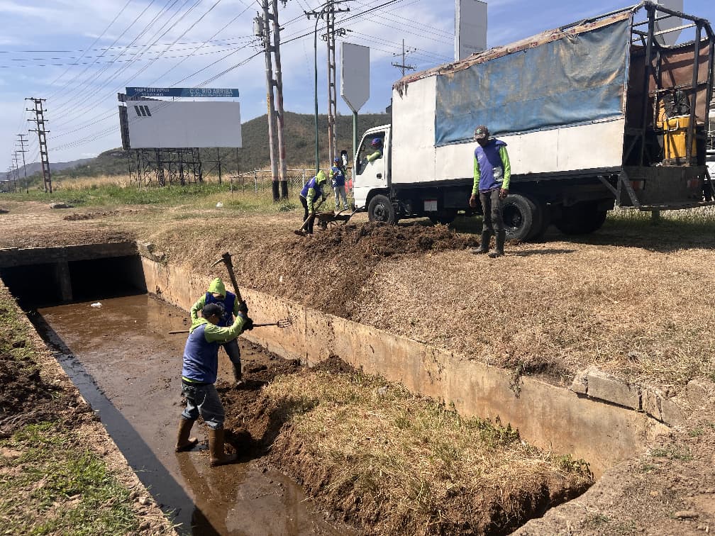 Limpieza en drenajes pluviales en avenida Don Julio Centeno - Agencia Carabobeña de Noticias