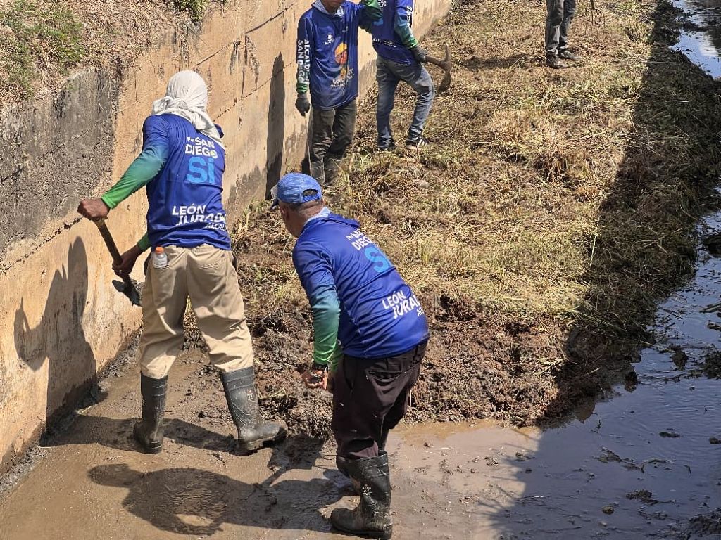 Limpieza en drenajes pluviales en avenida Don Julio Centeno - Agencia Carabobeña de Noticias