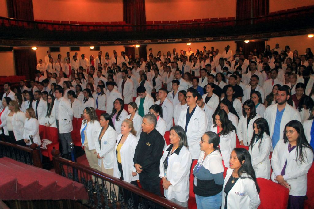 Más de 400 médicos recibieron certificados - Agencia Carabobeña de Noticias
