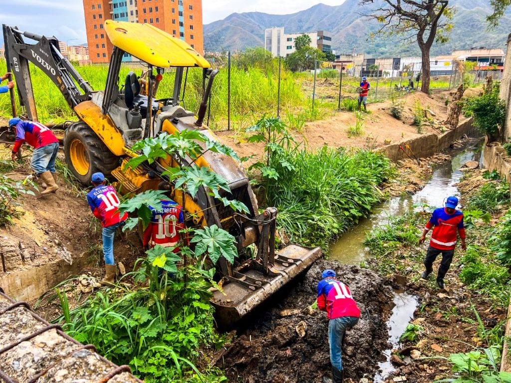 Saneamiento preventivo de canales y caños en Naguanagua - Agencias Carabobeña de Noticias