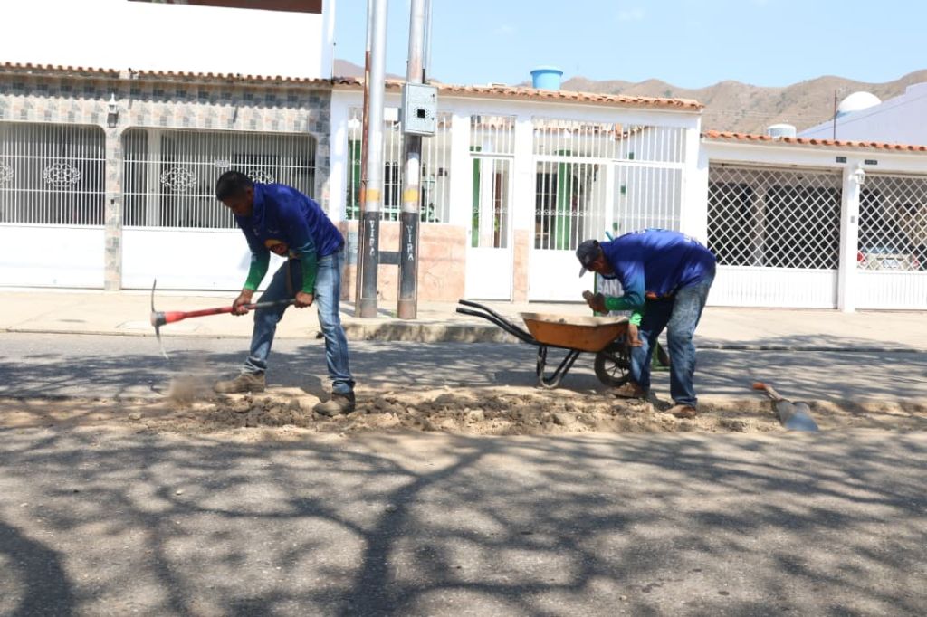 Bacheo en vialidad de La Esmeralda - Agencia Carabobeña de Noticias