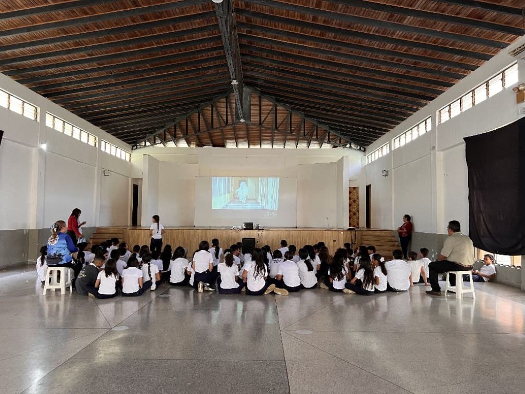 Cine Foro a estudiantes de la EB. Clorinda Azcunes - Agencia Carabobeña de Noticias