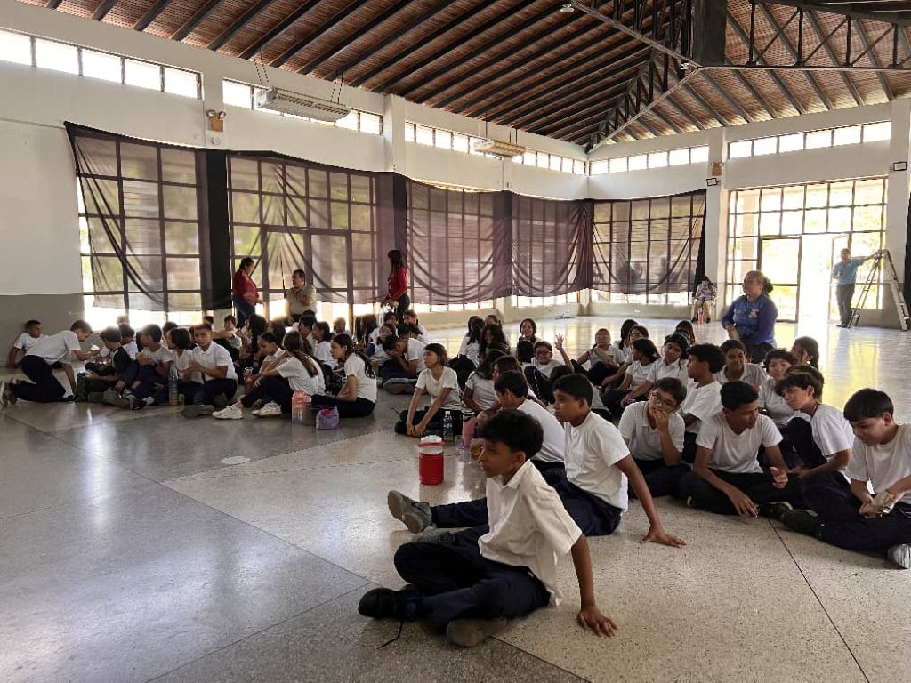 Cine Foro a estudiantes de la EB. Clorinda Azcunes - Agencia Carabobeña de Noticias