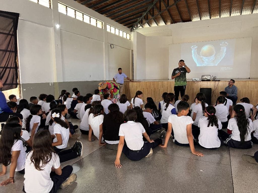 Cine Foro a estudiantes de la EB. Clorinda Azcunes - Agencia Carabobeña de Noticias