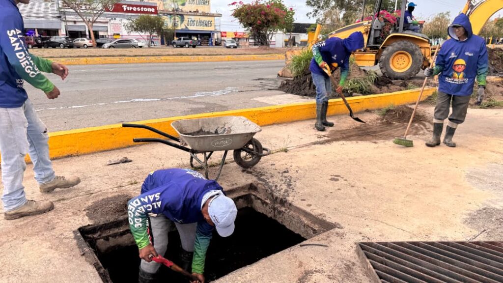 Fumcosandi refuerza mantenimiento de drenajes - Agencia Carabobeña de Noticias