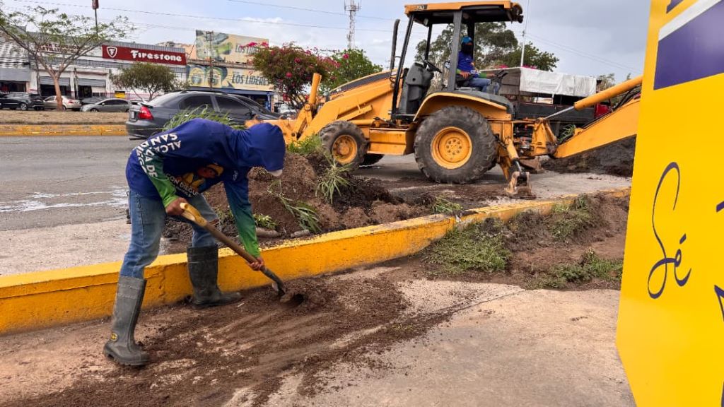 Fumcosandi refuerza mantenimiento de drenajes - Agencia Carabobeña de Noticias