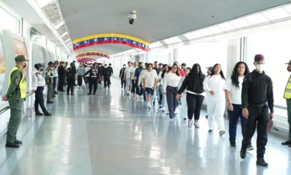 Llegan 208 venezolanos - Agencia Carabobeña de Noticias
