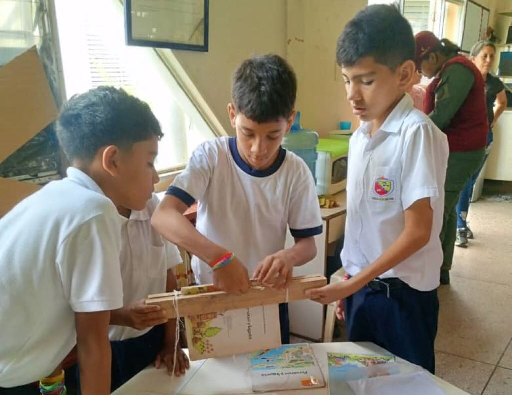 Niños y jóvenes aprendieron a reparar libros - Agencia Carabobeña de Noticias