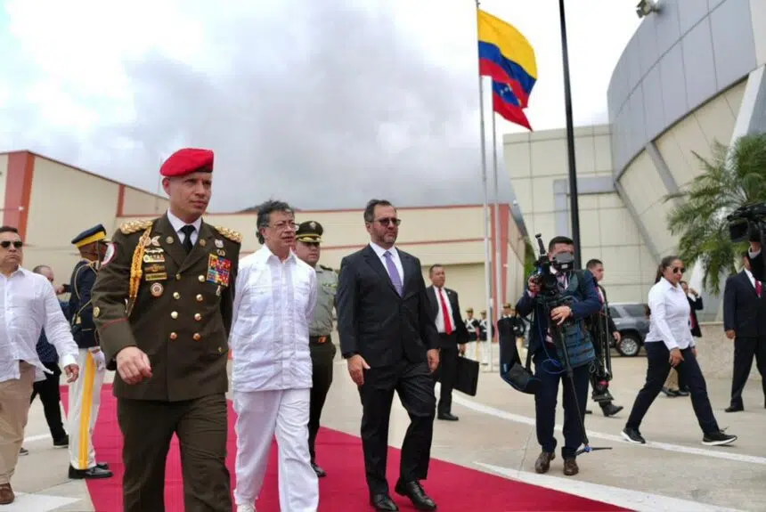 Petro afirmó el martes que visitaría Venezuela acompañado por una delegación “más bien militar, policial”.Uno de los puntos críticos en la frontera común es la región selvática del Catatumbo, donde está la segunda mayor extensión de cultivos de coca de Colombia y es uno de los mayores focos de violencia del conflicto armado de ese país.

Colombia y Venezuela comparten una frontera de 2.219 kilómetros, que se extiende desde el mar Caribe hasta la Amazonía y donde proliferan grupos armados como la guerrilla del Ejército de Liberación Nacional (ELN), bandas de narcotraficantes y de contrabandistas.

Rodríguez, por su parte, no ha declarado sobre sus objetivos y temas principales de interés para Venezuela de esta visita.

La reunión entre ambos mandatarios se da tras la cancelación a última hora, a principios de marzo, de un encuentro que estaba previsto en el puente Atanasio Girardot, también conocido como ‘Tienditas’, en la frontera común