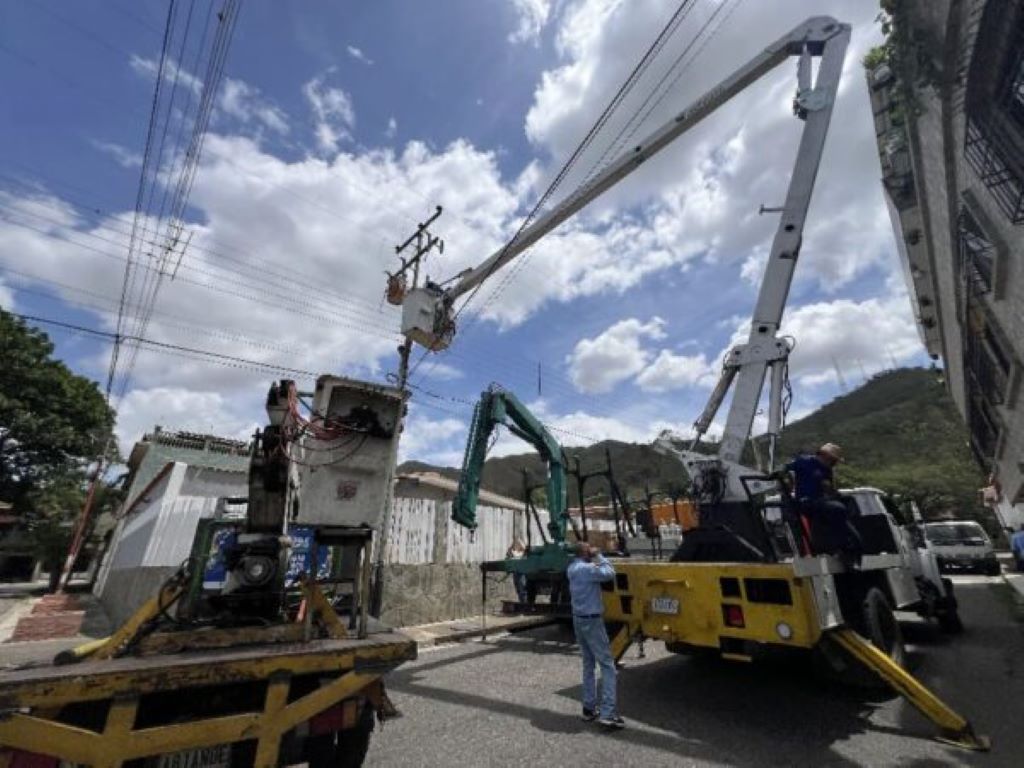 Alcaldía de San Diego sustituye transformador - Agencia Carabobeña de Noticias