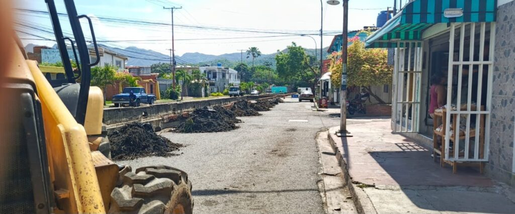 Fumcosandi retiran sedimentos en canal pluvial de Los Jarales - Agencia Carabobeña de Noticias