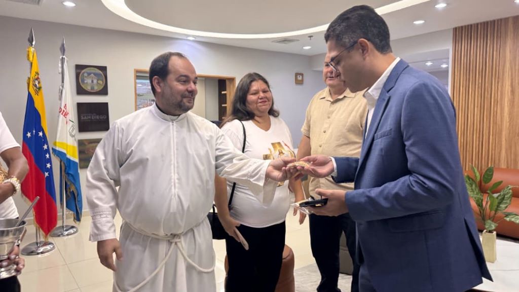 Trabajadores de alcaldía de San Diego recibieron un gesto de fe - Agencia Carabobeña de Noticias