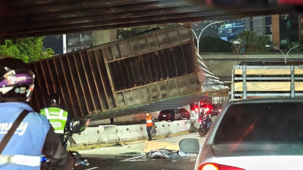 Accidente en autopista Gran Cacique Guaicaipuro - Agencia Carabobeña de Noticias