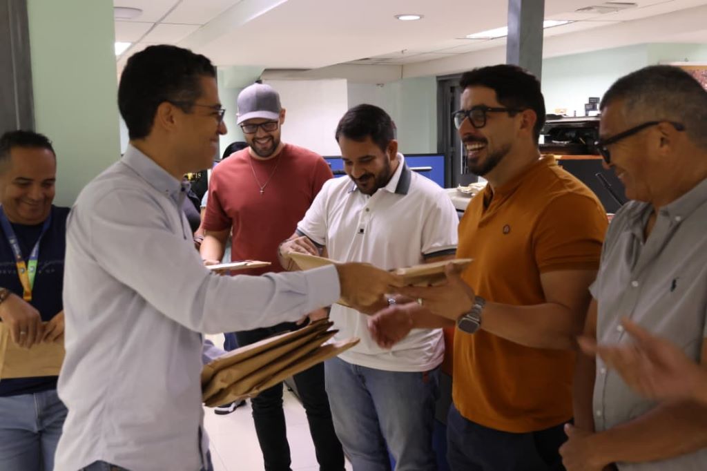 Alcalde León Jurado entregó detalle a papás - Agencia Carabobeña de Noticias