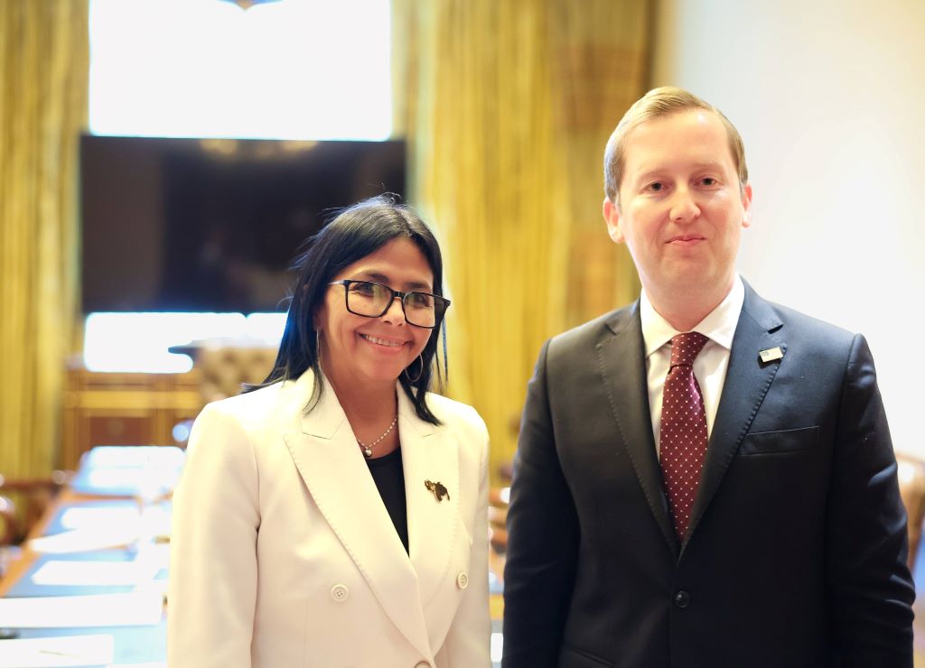 Delcy Rodríguez se reunió con embajador de EEUU en India - Agencia Carabobeña de Noticias