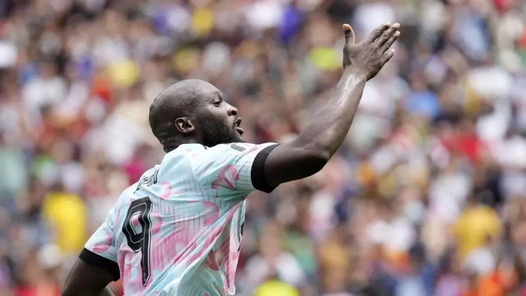 Romelu Lukaku apareció con otro gol para emprender la remontada