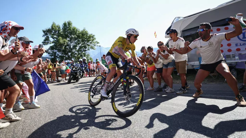Pogacar sigue en Alpe d'Huez - Agencia Carabobeña de Noticias
